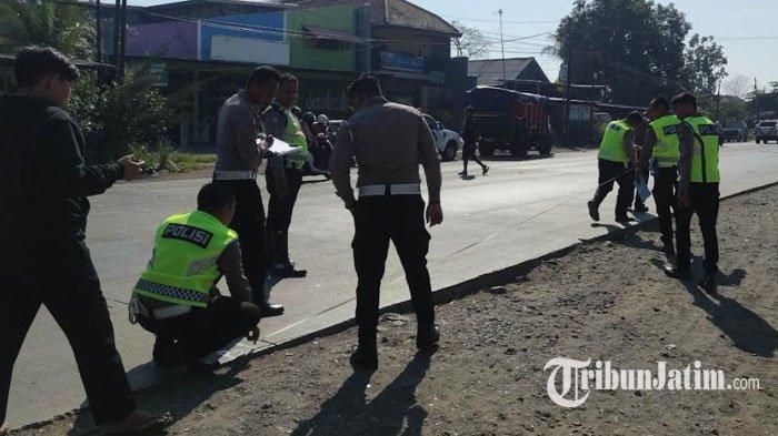 Anggota Satlantas Polres Probolinggo olah TKP kecelakaan beruntun Toyota Avanza, dua truk dan satu Honda BeAT di jalur Pantura, desa Randupitu, Gending, Probolinggo