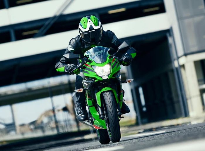 lampu depan Kawasaki Ninja 125 masih pakai halogen.