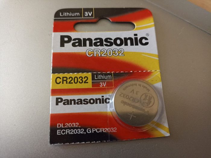 Baterai koin kode CR 2032 merk Panasonic dijual hanya Rp 8 ribu. 