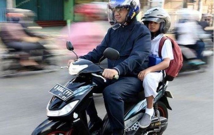 Foto lama Anies Baswedan saat mengantarkan anaknya naik Yamaha Mio Smile.
