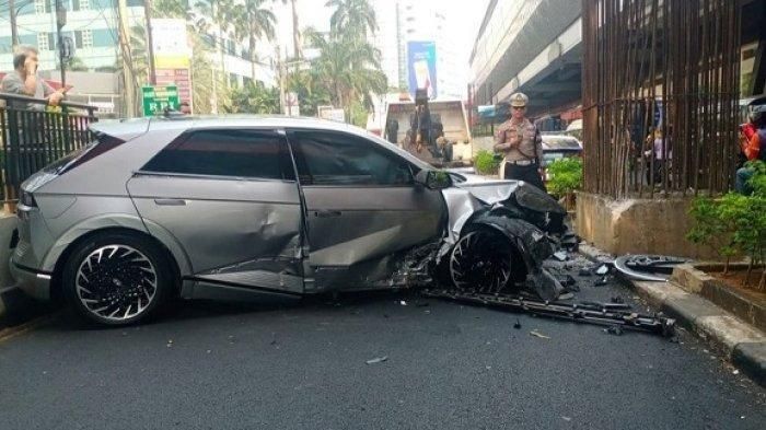 Bodi depan sampai samping Hyundai IONIQ 5 hancur terbelah di Jl HR Rasuna Said, Jakarta Selatan