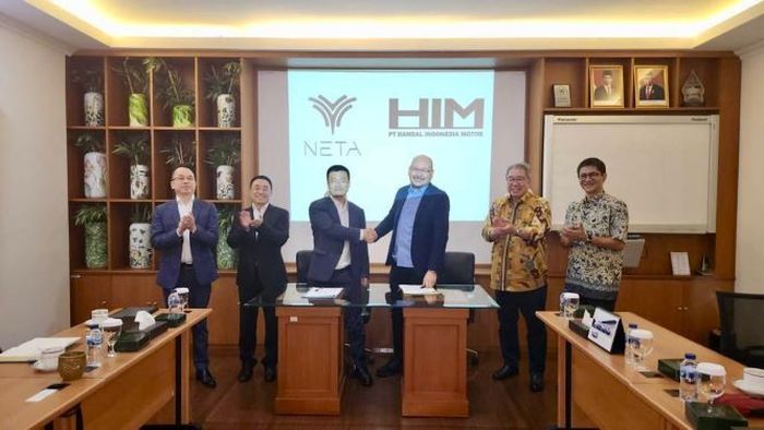 Penandatanganan MOU kerjasama PT Neta Auto Indonesia dengan PT Handal Indonesia Motor untuk merakit mobil Neta di Indonesia