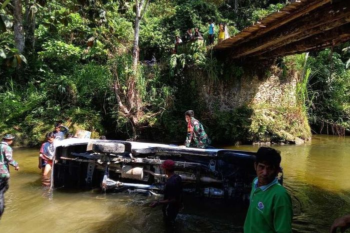Toyota Hilux Dinkes Sigi terjungkal ke kali saat menuju pengungsian korban gempa desa Lembantongoa
