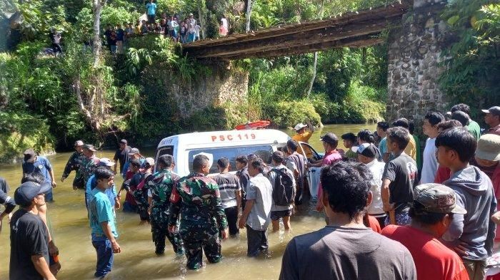 Petugas dan warga berhasil mengevakuasi Toyota Hilux Dinkes Sigi usai terguling di sungai