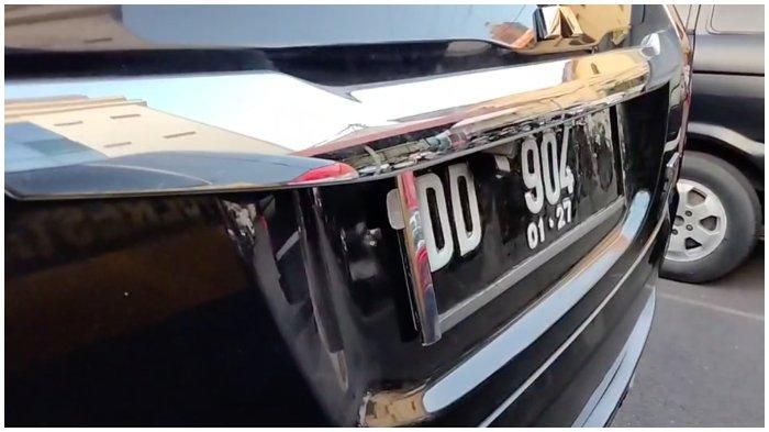 Pelat nomor DD 904 yang terpasang di Mitsubishi Pajero Sport ugal-ugalan di kota Makassar dipastikan palsu