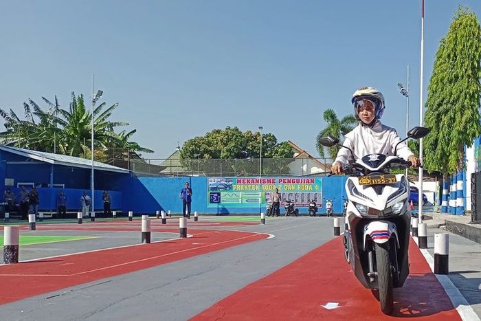 Pelajar SMA bernam Husna saat menjajal sirkuit baru ujian SIM C di Satlantas Polres Probolinggo