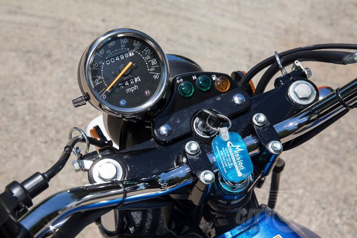 instrument cluster Suzuki Vanvan 200 masih serba analog.