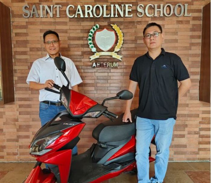 penyerahan perdana unit motor listrik Alessa Duo di St. Caroline School di Sunter, Jakarta Utara, Senin (31/7/2023).