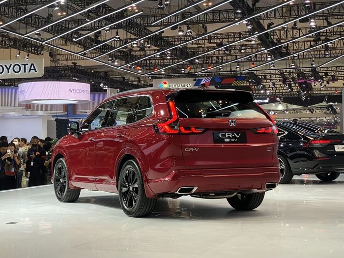 Tampilan belakang All New Honda CR-V 2.0L e:HEV, varian hybrid tidak ada jok baris ketiga.