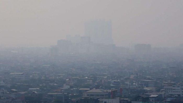 Polusi udara terburuk di DKI Jakarta sampai membuat langit tampak berkabut