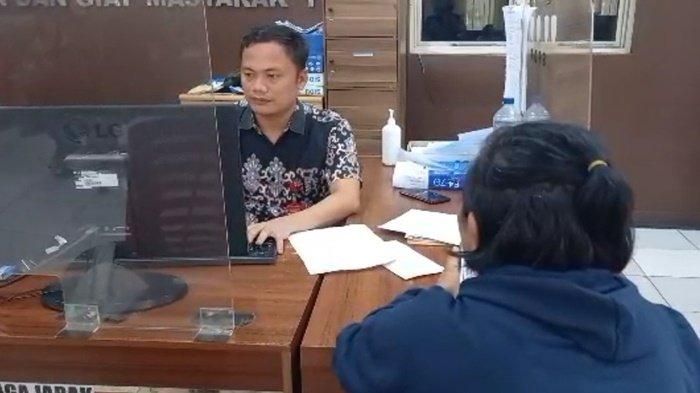 Sinta (47) saat melaporkan kasus kehilangan Honda Scoopy di depan rumah saudara Sako, Palembang