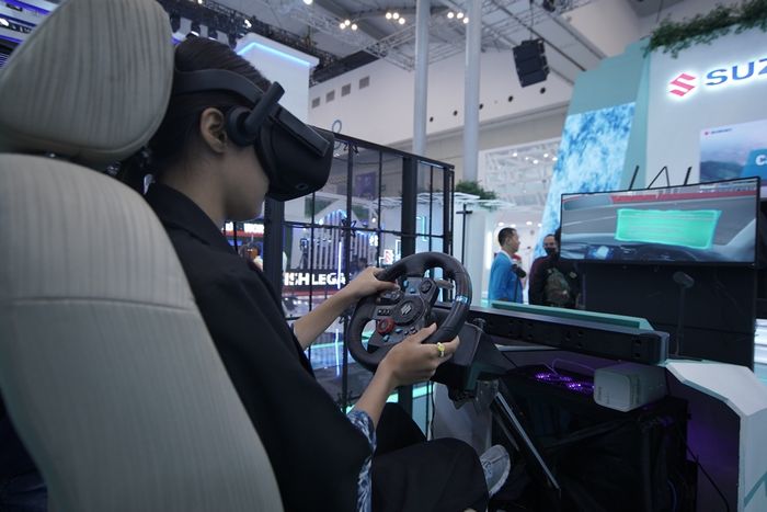 Pengunjung bisa mencoba  Suzuki Eco Driving Simulator Game di booth Suzuki dalam GIIAS 2023