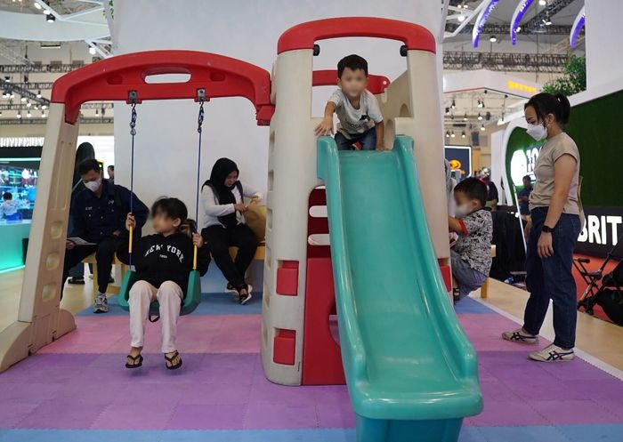 Pengunjung yang bawa anak bisa memanfaatkan fasilitas bermain anak-anak di booth Suzuki