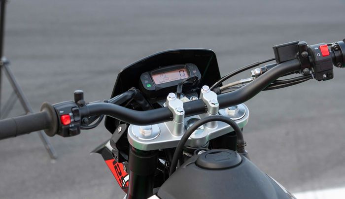 detail kokpit Aprilia SX 125.