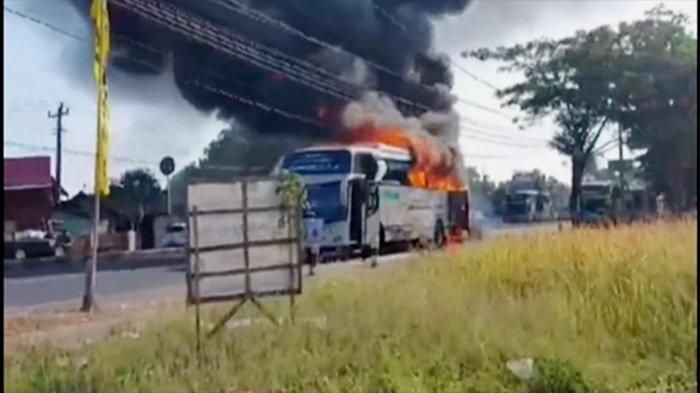 detik-detik saat bus pariwisata asal Simo, Boyolali terbakar di Sanggung, Gatak, Sukoharjo