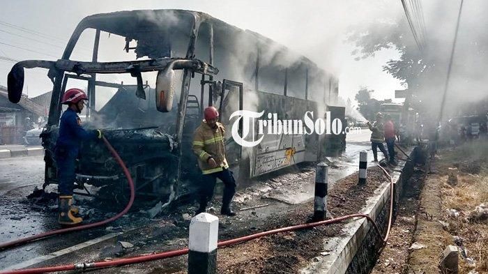 Bangkai bus pariwisata usai api berhasil dipadamkan di tepi jalan Solo-Jogja