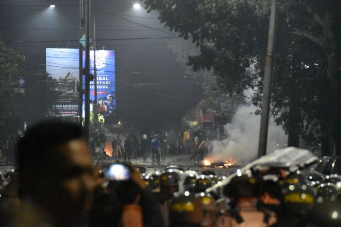 Bentrokan warga Dago Elos, Coblong, kota Bandung, Jawa Barat dengan Polisi akibat laporan tidak diterima