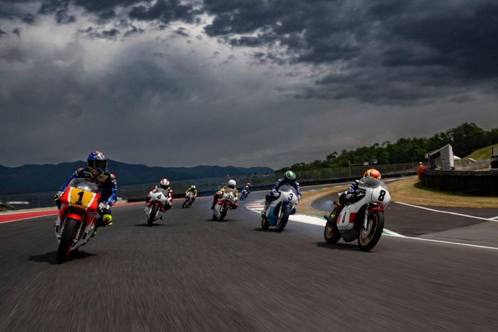 Toprak Razgatlioglu dan sejumlah pembalap nyobain motor balap 2-tak legendaris Yamaha