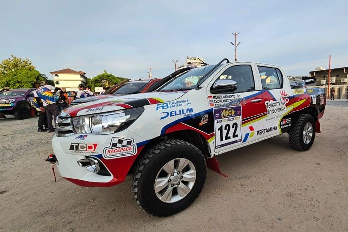 Memen Harianto berhasil membawa Toyota Hilux miliknya ke garis finish leg pertama AXCR 2023, beberapa pembalap lain tidak seberuntung itu.