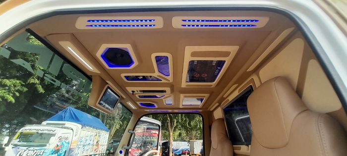 Bagian interior Truk Isuzu NMR 71 modifikasi milik Budi Sulistya (New Manja)