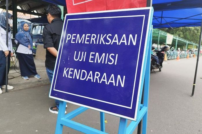 Layanan uji emisi bagi kendaraan plat merah di Kantor Walikota Jakarta Pusat, Rabu (15/2/2023).(KOMPAS.com/XENA OLIVIA) 