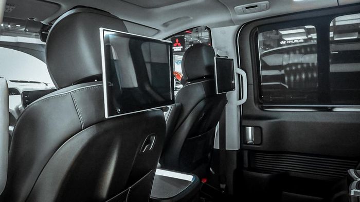 Dua unit headrest monitor 12 inci di kabin Hyundai Staria Business