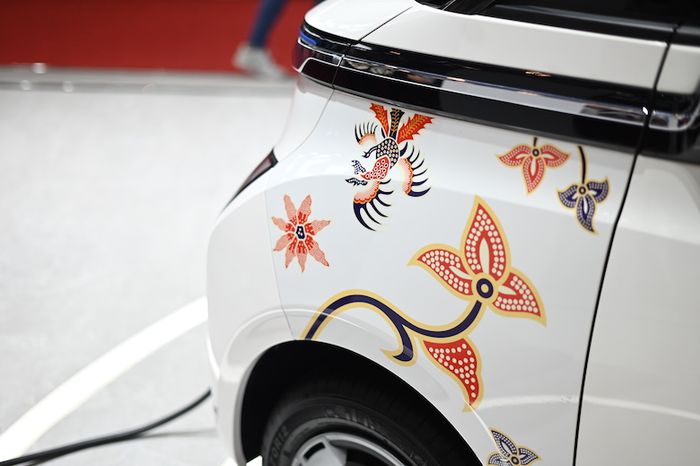 Wuling Air ev edisi KTT ASEAN 2023 dengan livery khusus yang terinspirasi dari motif batik Betawi 
