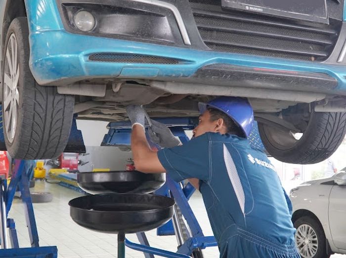 Ilustrasi servis rutin di bengkel resmi Suzuki