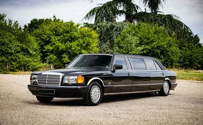 detail tampilan Mercedes-Benz 500SEL Limousine.