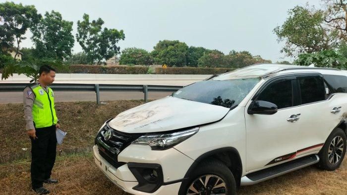 Polisi olah TKP kecelakaan Toyota Fortuner di tol Cijago