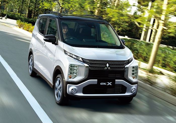 detail eksterior Mitsubishi ek X yang fascianya mirip Xpander.