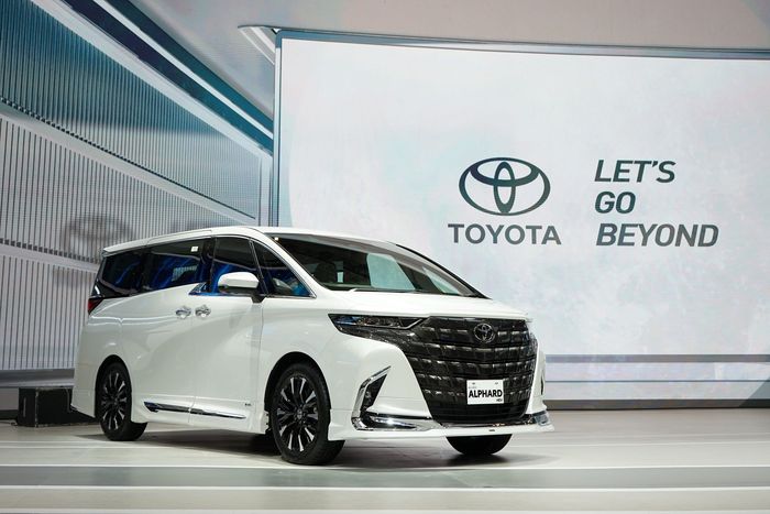 Toyota Alphard terbaru yang mengusung teknologi Hybrid laris manis di GIIAS 2023