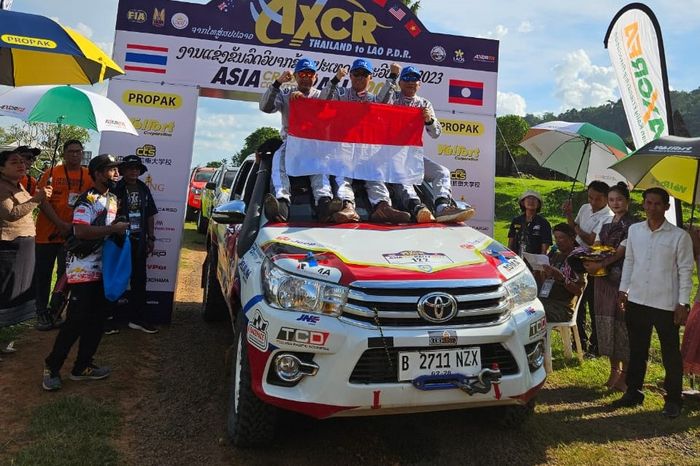 Memen Harianto bersama Rimhalsyah Buchari dan Chonlanat Phophipad di garis finish AXCR 2023 sebagai Juara 1 kelas T1G.