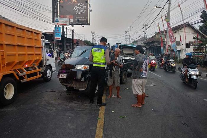 Polisi olah TKP kecelakaan beruntun Suzuki Mega Carry, Isuzu Traga, dump truck dan Toyota Rush di Pantura, Kudus
