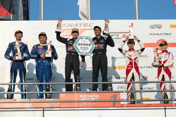 Nonaka Seita (kiri) dan Haridarma Manoppo (kanan) di atas podium tertinggi seri ke-9 GT WCA 2023.