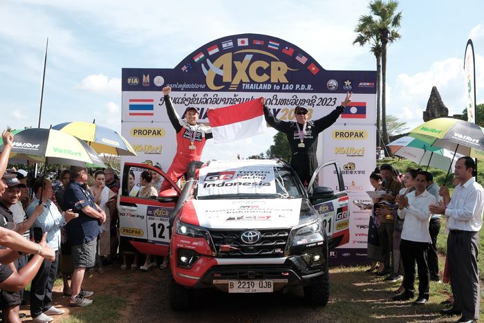 Pembalap Indonesia yaitu TB Adhi (kiri) berhasil finish kedua overall di AXCR 2023 untuk mengunci 1-2 bagi TGRI.