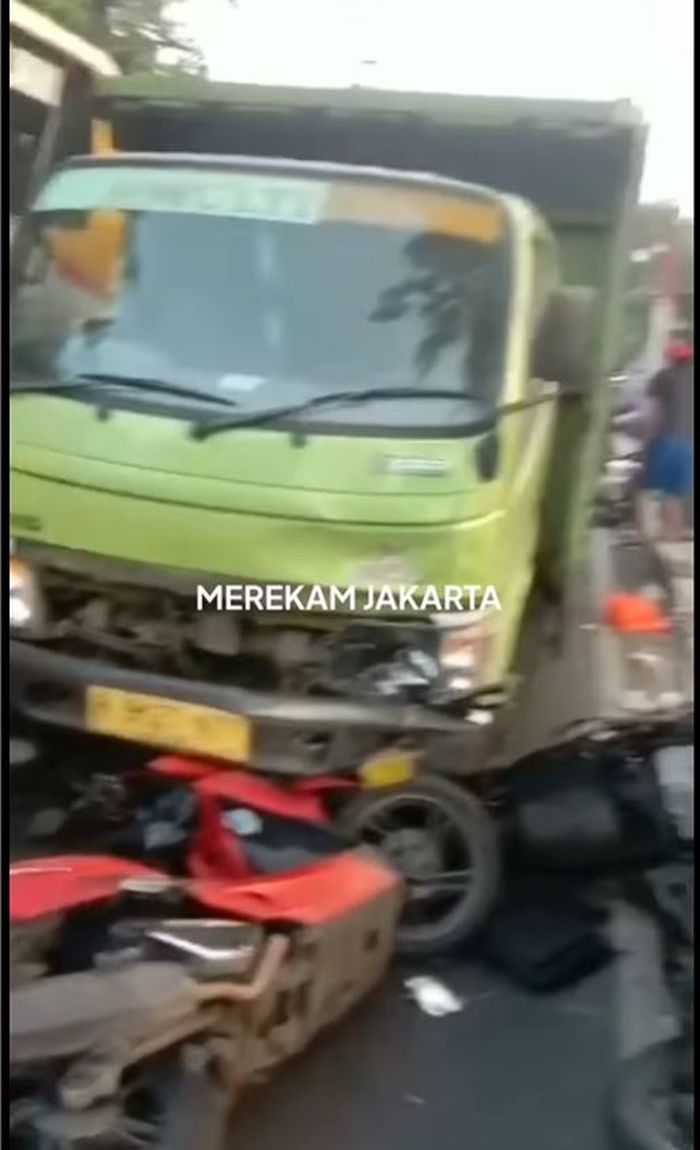 Kondisi 7 motor hancur, sebagian tergencet di kolong truk hebel akibat lawan arah di jalan raya Lenteng Agung, Jagakarsa, Jakarta Selatan
