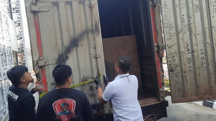 Satreskrim Polres Karawang bongkar truk boks modifikasi yang dipakai timbun Solar Subsidi 3.000 liter