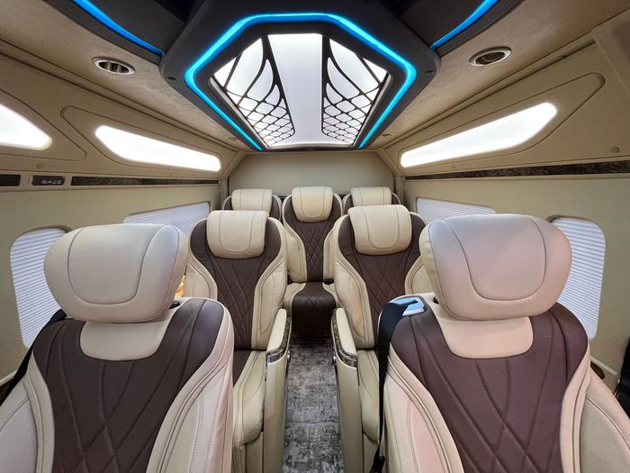 Tampilan interior semakin istimewa berkat desain plafon yang menarik di Toyota HiAce Premio Baze