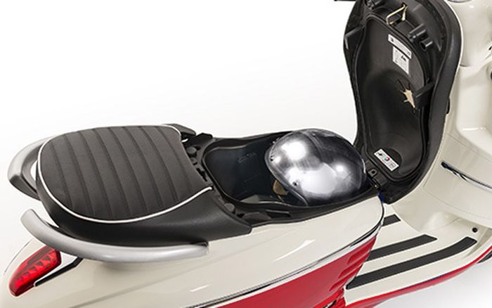 Kapasitas bagasinya cukup luas dan bisa muat satu helm open face.