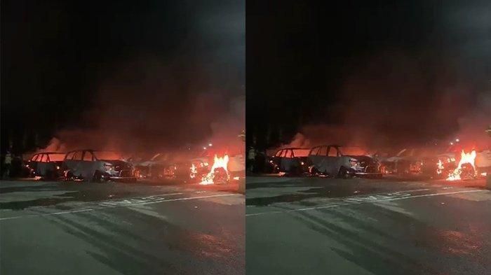 Detik-detik saat kobaran api melahap 12 mobil dinas sitaan di parkiran kantor DPRD Papua