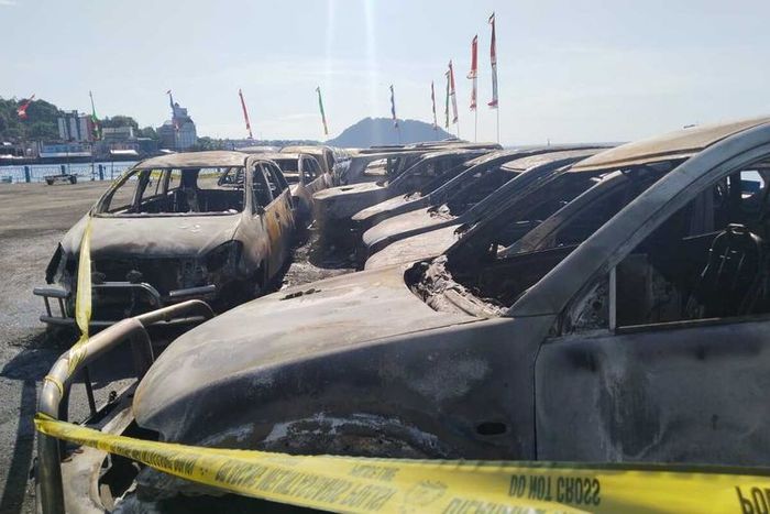 Kondisi 12 mobil dinas sitaan yang terbakar di parkiran kantor DPRD Papua dini hari, (23/8/23)