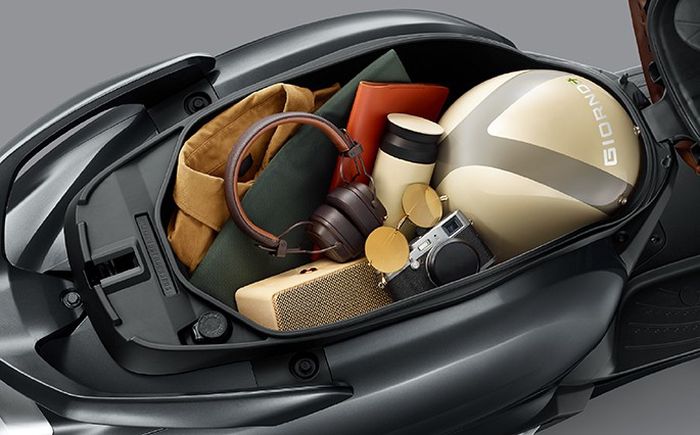 Bagasi Honda Giorno+ berkapasitas 30 liter, jauh lebih besar dari Vario 160!