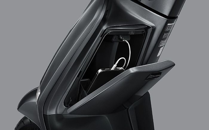 Di bawah setang Honda Giorno+ terdapat konsol lengkap dengan USB power socket