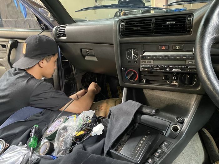 Ilustrasi. Storing pada audio mobil harus memperbaiki jalur kabel untuk menemukan sumber storing