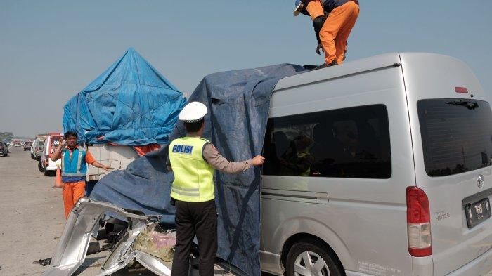 Proses evakuasi Toyota HiAce usai hancur lebur tabrak truk Isuzu Elf di tol Malang-Pandaan