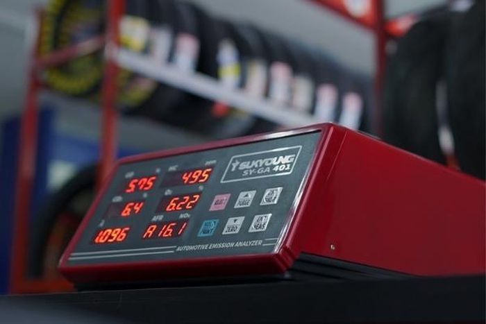 Alat uji emisi motor di Planet Ban 