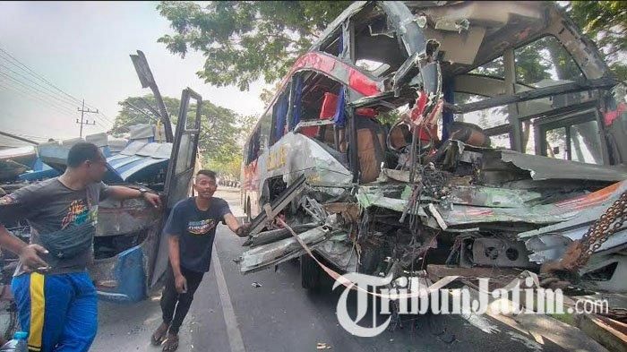 Bus PO EKA dan PO Sugeng Rahayu usai terlibat kecelakaan adu banteng di Geneng, Ngawi, Jatim