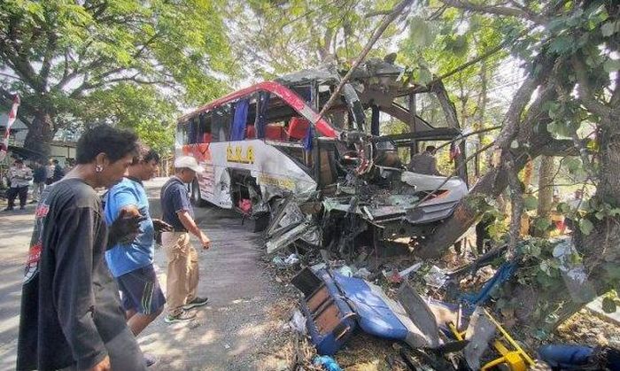 Kondisi Bus Eka dengan plat nomor S 7551 US, mengalami kecelakaan lalu lintas di Ngawi, Kamis (31/8/2023).