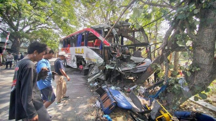 Kondisi bus PO EKA yang terlibat kecelakaan hebat dengan bus PO Sugeng Rahayu di Geneng, Ngawi